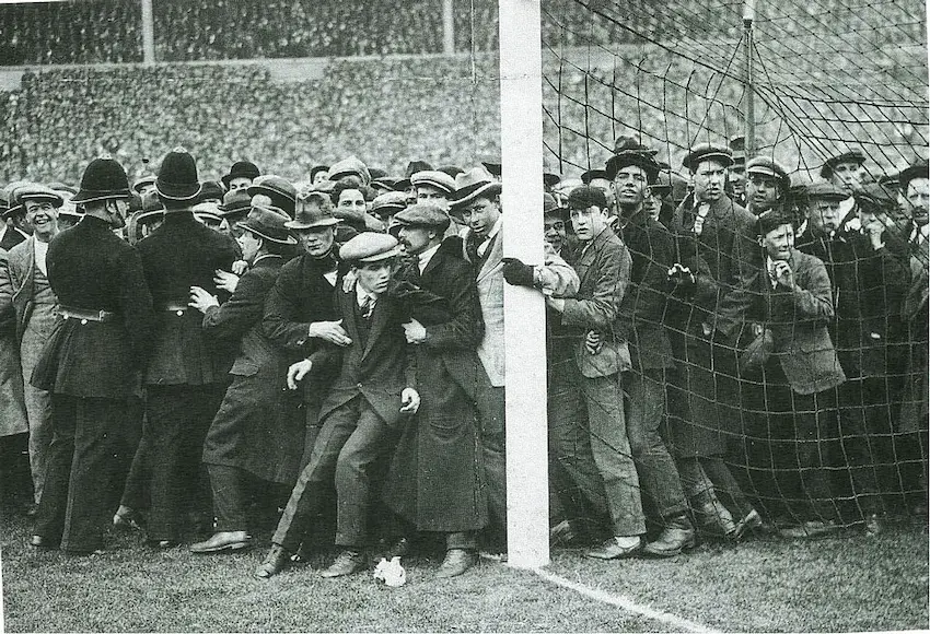 Final de la FA Cup de 1923 con miles de aficionados en el terreno de juego.