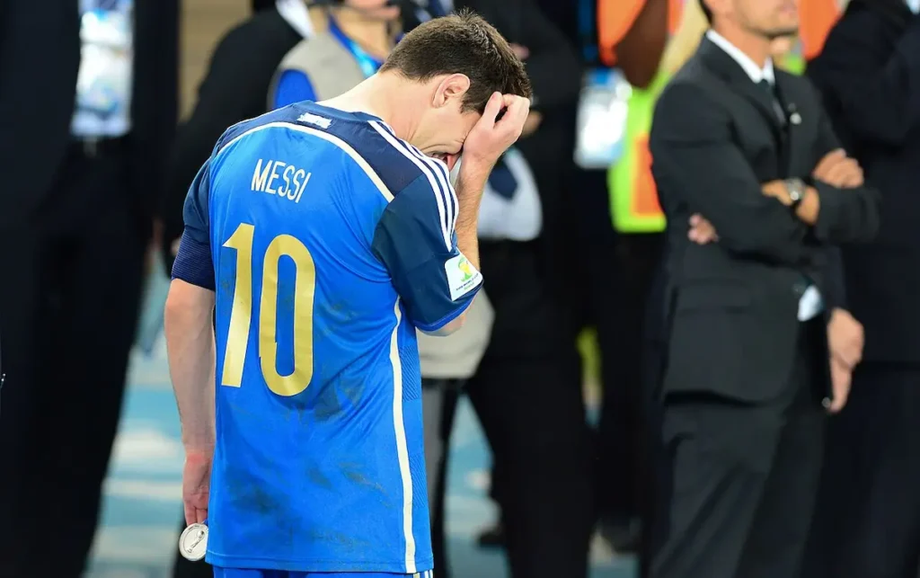 Messi se lamenta tras perder la final de 2014 ante su bestia negra: Alemania.