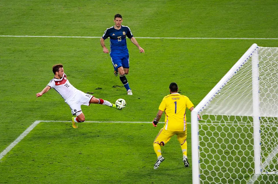 Mario Götze anota el gol de la final de 2014.