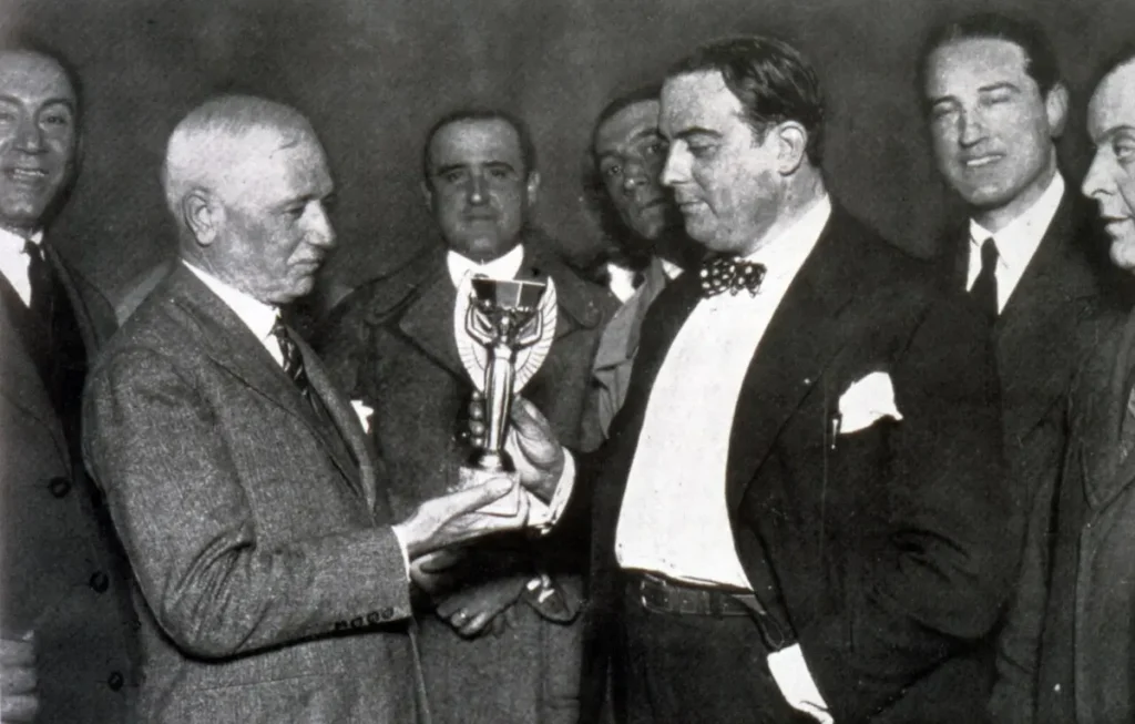 Jules Rimet entrega el trofeo en Uruguay 1930.